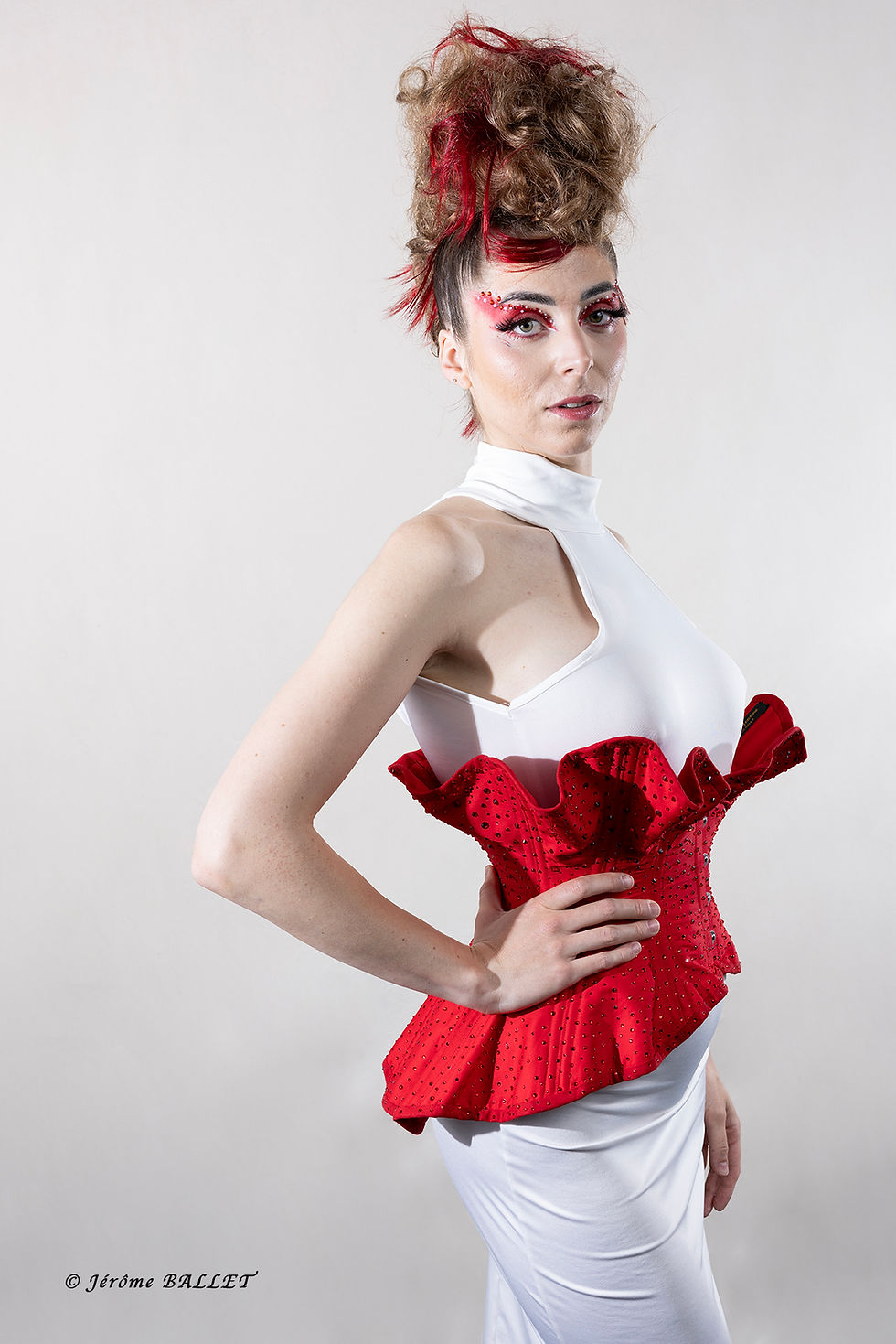 Miniatura: Corset serre-taille corolle rouge femme orné de 8000 strass