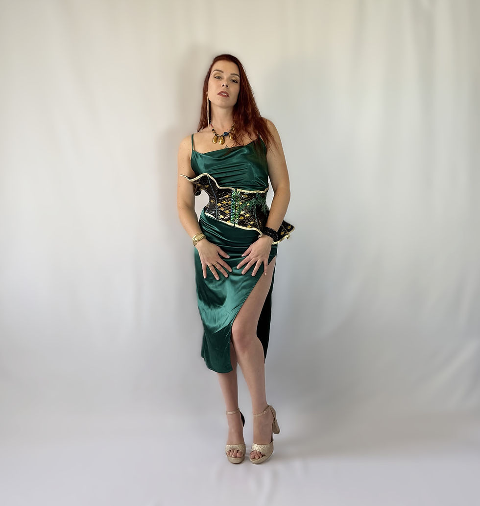 Miniatura: Corset serre-taille assymétrique en sky et broderies peint à la main