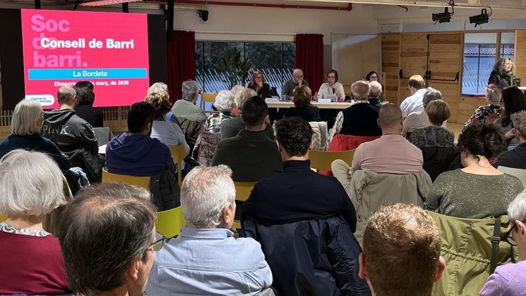 Veïns en un consell de barri a La Bordeta, amb pantalla rosa que diu Soc Consell de Barri i una taula de ponents.