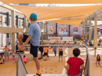 Sants-Montjuïc guanya cinc nous espais d'ombra per afrontar l'estiu