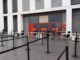 Barcelona centralitza els tiquets per a la regularització de migrants al pavelló 2 de Fira de Montjuïc