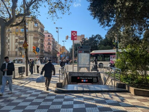 Carrer de Sants, entrada del metro de la plaça