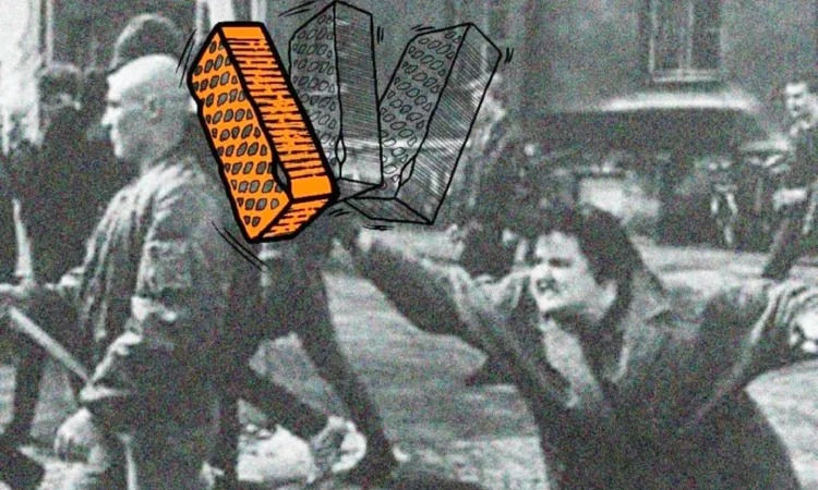 Persona llançant un objecte en massa, amb un fons urbà en blanc i negre. Un maó taronja i dibuixos animats superposats al centre.