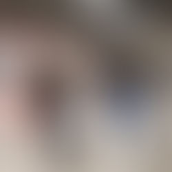 Persones caminant per un passadís de metro amb vàgons vermells i blancs. Una dona arrossega una maleta. Ambient de moviment i viatge.