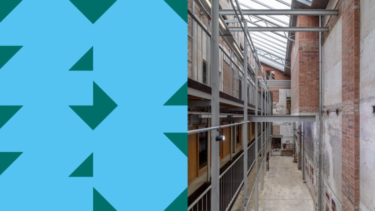 Edifici amb sostre de vidre i parets de maó a la dreta, disseny abstracte blau i verd a l'esquerra. Sensació industrial, moderna.