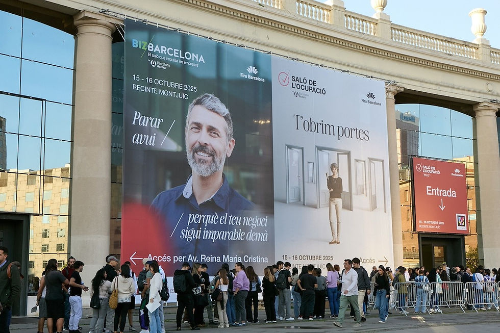 Cua de persones davant de cartells de BizBarcelona i Saló de l'Ocupació 2025. Els cartells inclouen dates i missatges motivacionals.