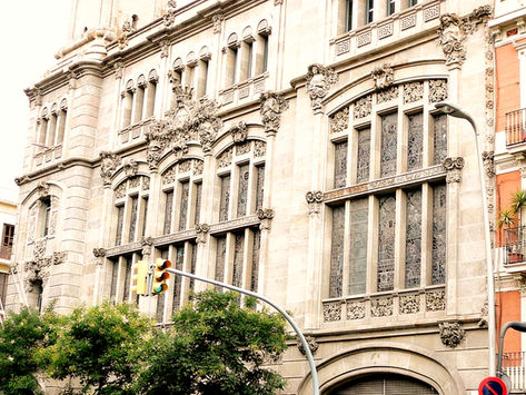 Els equipaments municipals de Sants-Montjuïc redueixen serveis i tanquen espais comunitaris a l'agost