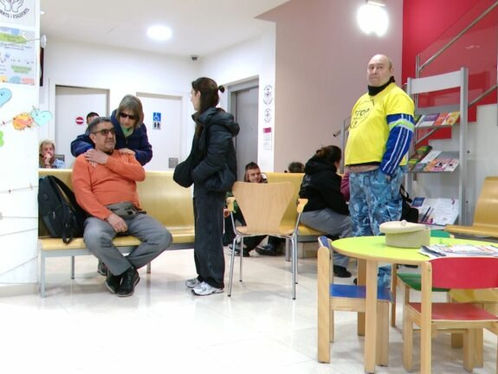 L’Abdul i el Grup d’Habitatge de Sants han irromput a la seu dels Serveis Socials del carrer de Numància