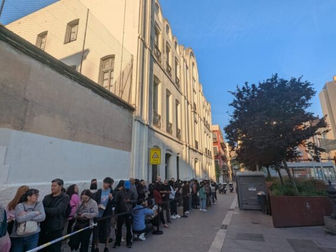 Obre un nou punt d'acompanyament a la regularització de migrants a Miquel Bleach, 24, a Sants-Montjuïc