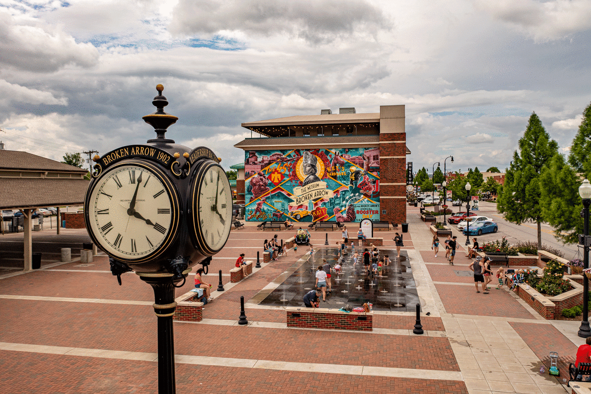 BrokenArrowClockMural_DamonPlatt_ba0cf329-63e6-47d1-8224-bff20a1b6f4c.gif