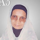 كانت حفصة بنت الشيخ عبدالله، معروفة لدى أطفالها العشرة باسم (مآ) اما بالنسبة لأطفال اخوها، كانت "عمتي ساه، وبالنسبة لأطفال أخواتها كانت "خالة". أحبت حفصة جميع الألقاب الممنوحة لها. كانت لها عيون والدها الراحل الذي لم تقابله أبدا. حفصة عادة ما كانت تغفوا وتنام نوما خفيفا اينما حلت في اي مكان بالمنزل بعد وجبة العشاء، وعندما يستقر الجميع في نومهم ليلا، كانت تحرص ان تستيقظ في نفس الوقت لتطمئن على اطفالها نائمين، كانت تقوم بتغطية اطفالها من البرد او تشعل اقراص طارد البعوض، عندها تستطيع حفصة ان تنام مرتاحة قريرة العين قبل أن تستيقظ ليوم آخر حافل بالعمل. كانت حفصة سيدة صاحبة حكمة وتعرف ما هو جيد ومفيد لأطفالها ولاهلها وجيرانها، وفي الوقت نفسه لم تتذمر أبدا أو تطلب مساعدة احد من اطفالها للقيام بالاعمال المنزلية ليتفرغو لواجباتهم الدراسية ومع ذلك كان اطفالها يقومون بها يشكل جيد وقد اثبتوا تفوقهم في المدرسة. ذهب الجميع إلى المدرسة الإنجليزية، عدى ابنتها الصغرى نوريني فقد ذهبت إلى المدرسة الصينية، وفي وقت لاحق ندمت حفصة على انه لم يذهب أحد من اطفالها إلى المدرسة العربية؟. لم يكن هناك تلفزيون في ذلك الوقت، ففي المساء كان الأطفال أحرارا في فعل ما يحلو لهم طالما انهم في المنزل. كان يوسف يقرأ قصص بينو المصورة، وحليم يقرأ مجلات ماد، وناجية تقرأ "كتب تختارها من مكتبة المدرسة، ومحمود كان يقرأ الكتب الاكثر مبيعا، وذكي يعزف على قيثارته. وفي بعض الأحيان كان الجميع يتحدثون ويضحكون مع بعضهم البعض بصوت عالي ومزعج كعادة اطفال القرية وحالما يسمعون حفصة تصيح بهم "ما هاذا الجنان الذي انتم فيه" عندها فقط يبدء الانزعاج والتذمر من اطفالها، وفي بعض الاحيان كان اطفالها يجتمعون حولها للاستماع إلى قصصها عندما كانت صغيرة، والتي كانت تبدئها بجملة "هل تعرفون ما كانت تفعل أمكم عندما كانت طفلة " كان لديها موهبة في سرد القصص. ومعظم الحلقات كانت تسرد قصة حياتها، من خلالها تعرفوا اطفالها على شخصيتها الحقيقية ومشاعرها، وبشكل غير مباشر فهم اطفالها أنها تريد منهم أن يكونوا ناجحين. كانت هذه هي طريقتـها في تحفيز اطفالها، وكانوا يكنون لها الكثير من الحب والاحترام .
واحدة من أكثر الروايات التي تذكرتها عندما كانت طفلة كانت اهتمامها بالذهاب إلى المدرسة وكانت والدتها ضد فكرة الحاقها بالمدرسة. كان هذا في عام 1930م وفي تلك الايام لم يكن الذهاب إلى المدرسة امر ميسر، ولم يكن هناك سوى مدارس عربية (مدارس دينية "بوندوك") ومدرستان تدرس بالملايو متاحتان في ذلك الوقت. وكانت هناك مدرسة إنجليزية وحيدة وهي مدرسة السلطان سليمان وكانت تدرس باللغة الإنجليزية منذ عام 1920 وكانت مخصصة لأولاد القصور الأرستقراطيين لأن سياسة الحاكم البريطاني كانت هي تعليم اطفال الاستقراطيين القراءة والكتابة ليصبحوا المواطنيين المحليين كتبة في وكالة الخدمات الإدارية للدولة من ولكن كان الآباء قلقين من أن أطفالهم قد يتأثرون بالمسيحية إذا تم إرسالهم إلى مدرسة إنجليزية. ولكي يحث اولياء الامور لالحاق ابنائهم بها كان على المدرسين الاتصال هاتفيا لإقناع الآباء لإلحاق أطفالهم بهذا النوع من المدارس. وفي تلك الحقبة، كان التعليم يعني حضور الفصول الدراسية لمدة 3 سنوات من التعليم الابتدائي، ثم بعدها كانوا يلتحقون بالعمل. ولم يكن العمر أبدا حدا لحضور الدروس. ويمكن أن يتألف فصل دراسي واحد من تلاميذ تتراوح أعمارهم بين 8 سنوات الى 15 سنة. في تلك الحقبة كان الآباء البعيدي النظر او الغير متشددين يرسلون أطفالهم إلى المدارس ويأملون في الأفضل. وليكونوا مواطنين ناجحين كمعلمين في مدارس الملايو. وبالنسبة لابناء الشيخ عبدالله فطاني في باليك بوكيت، التحق الابناء يحيى ومحمد كامل بالمدرسة العربية.، وبقي البنات، آسيا وميمونة وحفصة، في المنزل في انتظار سن الزواج. كان التعليم غير ضروري مرهقا إلى حد ما بالنسبة لجدهم عبدالله ، ذلك الشاب الوحيد الذي انتقل باسرته حديثا من مكة المكرمة، و سكن ترنقانوا ماليزيا. بالنسبة لحفصة كانت بعكس اقرانها من البنات، كان شغفها بالقراءة والكتابة كبير فعليها ان تتعلم قراءة القران الكريم والقصص وكتابة الرسائل بالنسبة لها تعلم القراءة والكتابة يشعرها بالحرية. وفي تلك الأيام كانت العلاقة بين الأم وابنتها قائمة على الوقار والاجلال. جمعت حفصة شجاعتها وطلبت من والدتها الإذن بالذهاب إلى المدرسة، لكن كان وقع الرفض على قلب حفصة صادما ومؤلما ولكنها كانت تعرف أن فرص حصولها على موافقة والدتها ضئيل، فقد كان يحزوها الامل وآلمها الرفض ذلك لأنها تؤمن بأن التعليم سيحررها من قيود والديها. واصرارها على التعلم دفعها لتكون صداقة مع فتاة تدعى زهرة، ابنة (تشيء علي) الذي كان مدرسا في المدرسة التي كانت تدرس فيها زهرة. وكانت عائلة "تشي علي" محبة للعلم والتعلم، اقترحت زهرة على حفصة اان تقوم والدتها (والدة زهرة) بتعليم حفصة القراءة والكتابة ومن المنزل بشكل سري ومجانا .وافقت حفصة على اقتراح زهرة وبدئت تتلقى دروسها في بيت زهرة وركزت حفصة كل جهدها لتتعلم القراءة والكتابة وقد برعت في ذلك، مما دفع والدة زهرة إلى تفاتح فاطمة عبدالرحمن والدة حفصة ان تسمح لحفصة ان تكمل معها تعلم القراءة والكتابة. هذه المرة نظرت فاطمة إلى ابنتها الصغرى حفصة شكل مختلف، وعلى الرغم من الاعتراض الشديد من ابنها الأكبر يحيى، قررت والدتها أخيرا السماح لها بالذهاب إلى المدرسة. وكان هذا القرار جاء نتيجة جراءة حفصة في الطلب من والدتها ان تسمح لها بالالتحاق بالمدرسة. بعد كل شيء الموضوع كان بخص مستقبل حفصة في الالتحاق بالمدرسة، وبالنسبة للفتاة زهرة كان أسعد يوم في حياتها هو اليوم الذي سمحت فيه والدة حفصة لابنتها للالتحاق بالمدرسة . ولاختصار القصة بدأت الايام والامور بطيئة بالمدرسة بالنسبة لحفصة ولكن سرعان مامرت الايام سريعا واصبح لقبها "المعلمة والمدرسة حفصة" بعد بضع سنوات من الدراسة، فقد تم قبول حفصة كمدرسة في مدرسة البنات الوحيدة بترنقانو، هي مدرسة "تينكو أمبوان مريم" بجوار منطقة مستنقعات في بايا بونغا. كانت الفرصة امام حفصة لحضور دورة في تطوير المعلمات في كلية تدريب المعلمات التي افتتحت حديثا في "دوريان دون ملقا" مع صديقتها المعلمة زهرة .كانت حفصة تعرف ان والدتها لاتتقبل فكرة ان بنتها حفصة يمكن لها كفتاة صغيرة أن تسافر وتعيش بعيدا عن المنزل لفترة طويلة. ولم يسبق لأحد في العائلة أن سافر بعيدا عن باليك بوكيت او زار ملقا أو أي مكان خارج كوتا بارو، وربما تكون إنجلترا. ذهبت المعلمة زهرة بمفردها إلى كلية دوريان دون لتدريب المعلمين للنساء وفي المراحل اللاحقة من حياتها أصبحت مديرة مدرسة. وكانت حفصة تحب أن تكون مديرة مدرسة أيضا، ولكن من ناحية اخرى كان ينتظر حفصة مستقبل اخر، كان موظف شاب اسمه وان عثمان يعمل مع اخوها يحيى في مراب منزل حفصة في باليك بوكيت يطبع الكتب الدينية التي كتبها الشيخ محمد بن اسماعيل فطاني، قد وقع عينة على الشابة حفصة واعجب بها وكانت في سن الزواج وتمنى الارتباط بها . كان من الممكن أن يتقدم لها وتسير الأمور بشكل جيد لكليهما، ولكن ماحصل انه بدء اصوات الطائرات الحربية اليابانية تغير على بايا بونغا وكان على عائلة حفصة أن تختبئ في حفرة كبيرة تحت ظل مجموعة من الخيزران في باليك بوكيت كلما سمعت صوت تلاشي لطائرة بعيدة، فقد كانت طائرات غزو الجيش الياباني معلنا بدء الغزو الياباني على ماليزيا ومعلنة بذات الوقت بداية الحرب العالمية الثانية .لم تتحطم أحلام حفصة فحسب، بل أيضا أحلام العديد من الشباب بماليزيا والعالم اجمع.