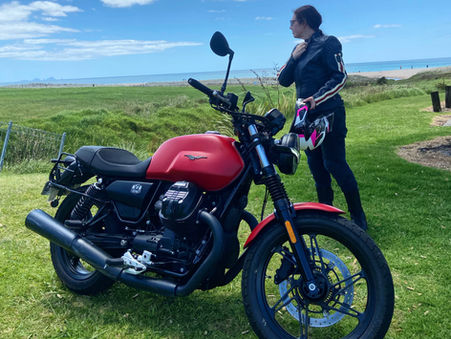Moto Guzzi V7 Stone | Summer Love Affair