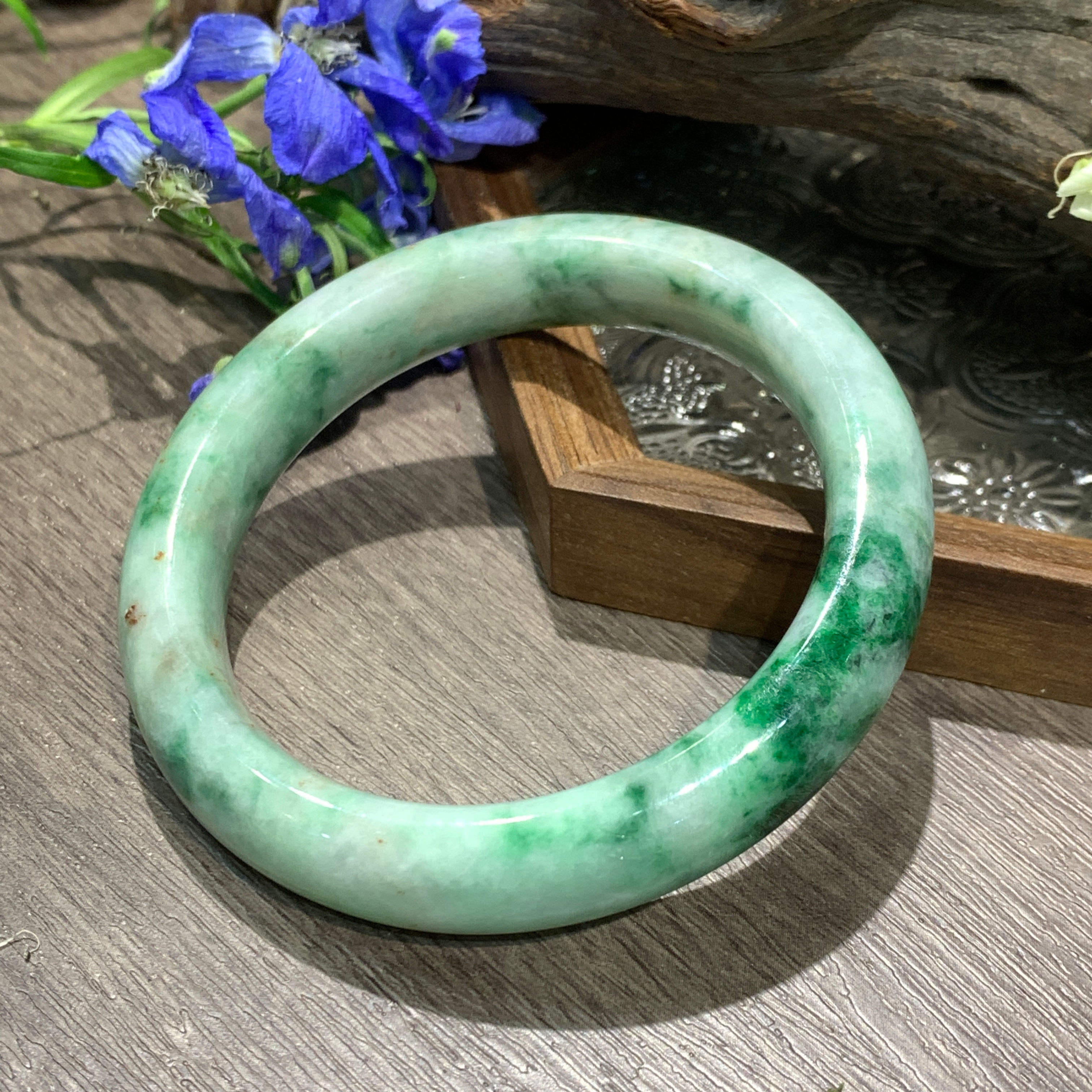 A玉 - 椿帶彩飄綠花玉鐲(正圈) [奉送香港翡翠鑑証書: SC 185190]