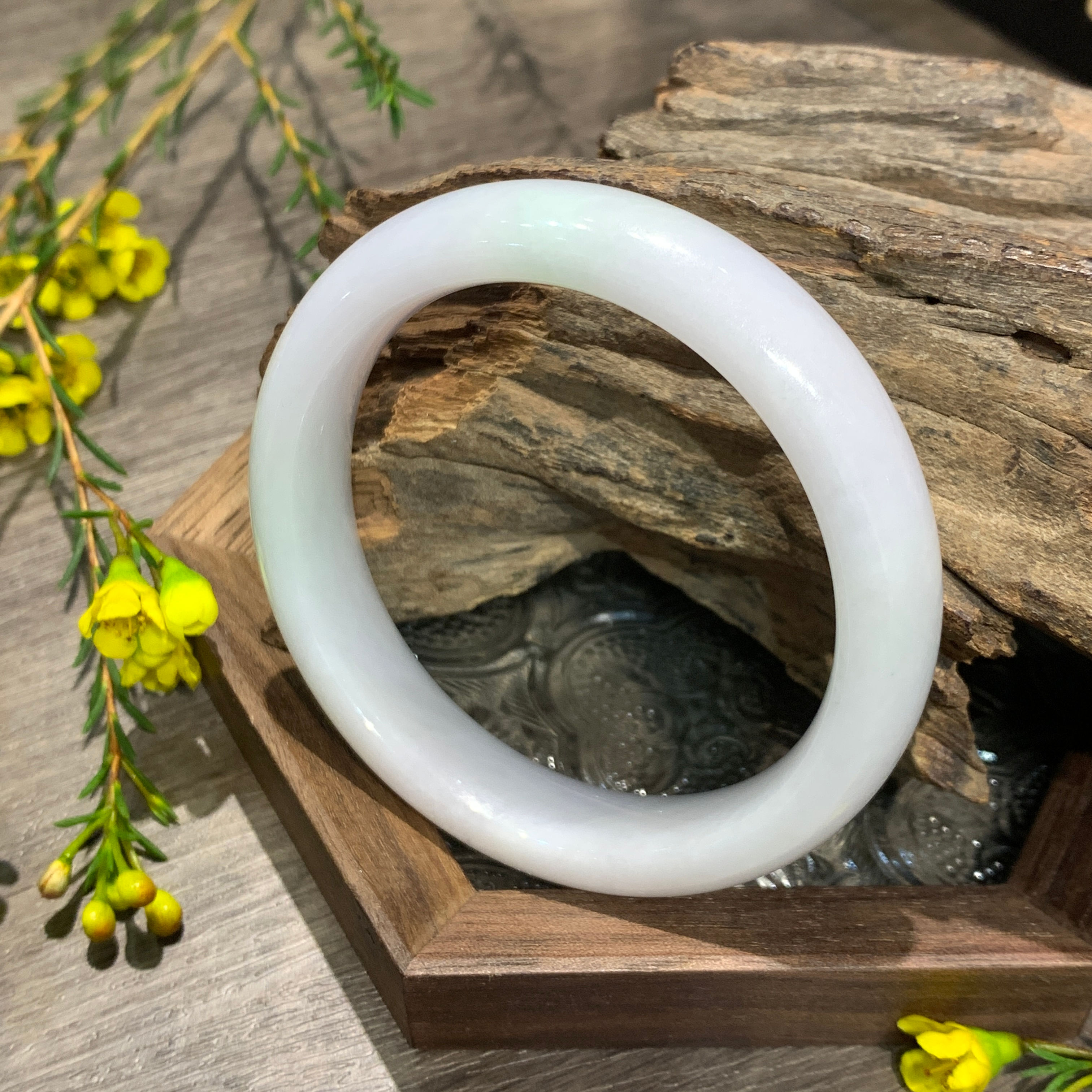 A玉 - 冰糯種椿帶彩玉鐲(正圈) [奉送香港翡翠鑑証書: SC 185576]