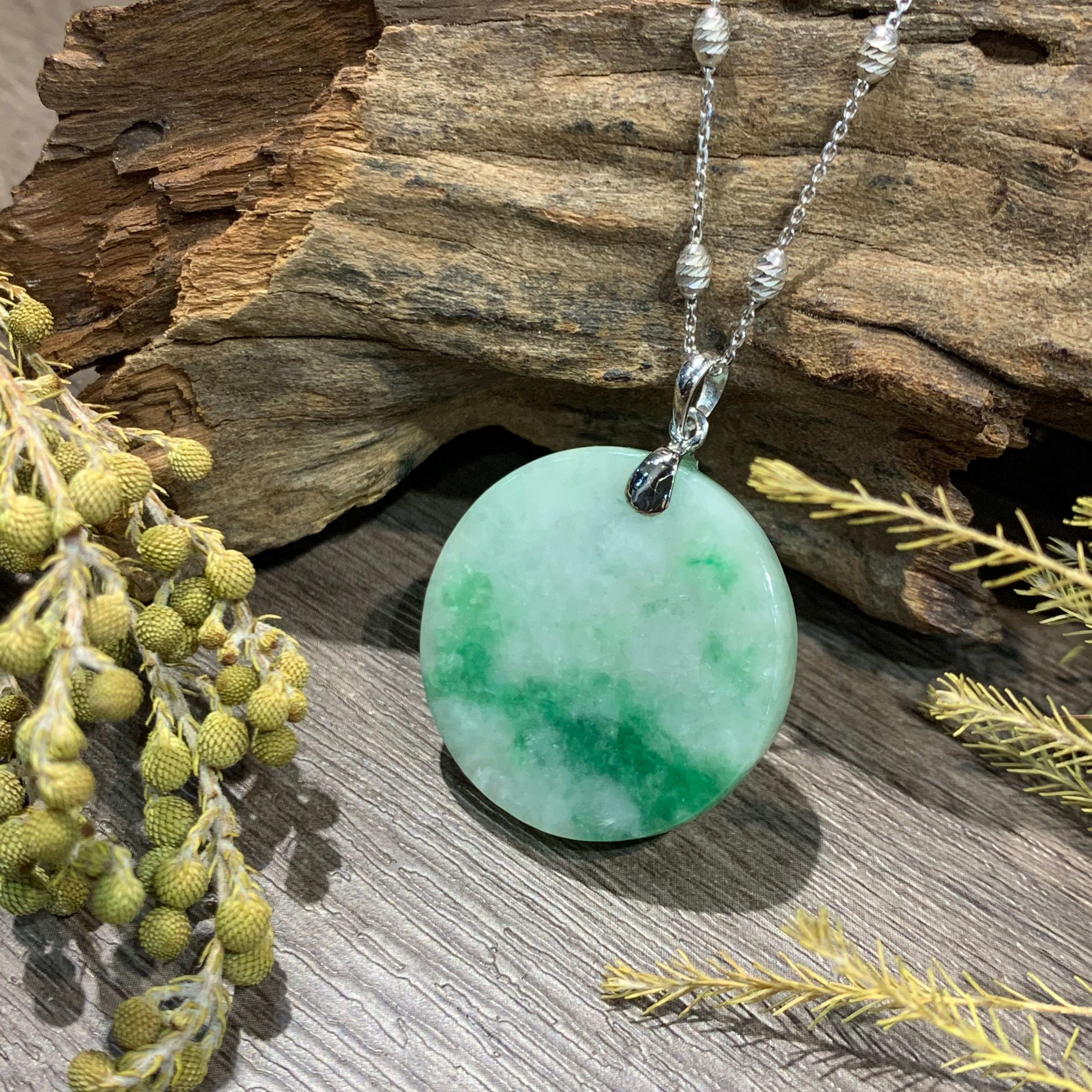 A玉 - 18K白冰飄綠花畫中畫吊墜 [奉送香港翡翠鑑証書: SC 234773]