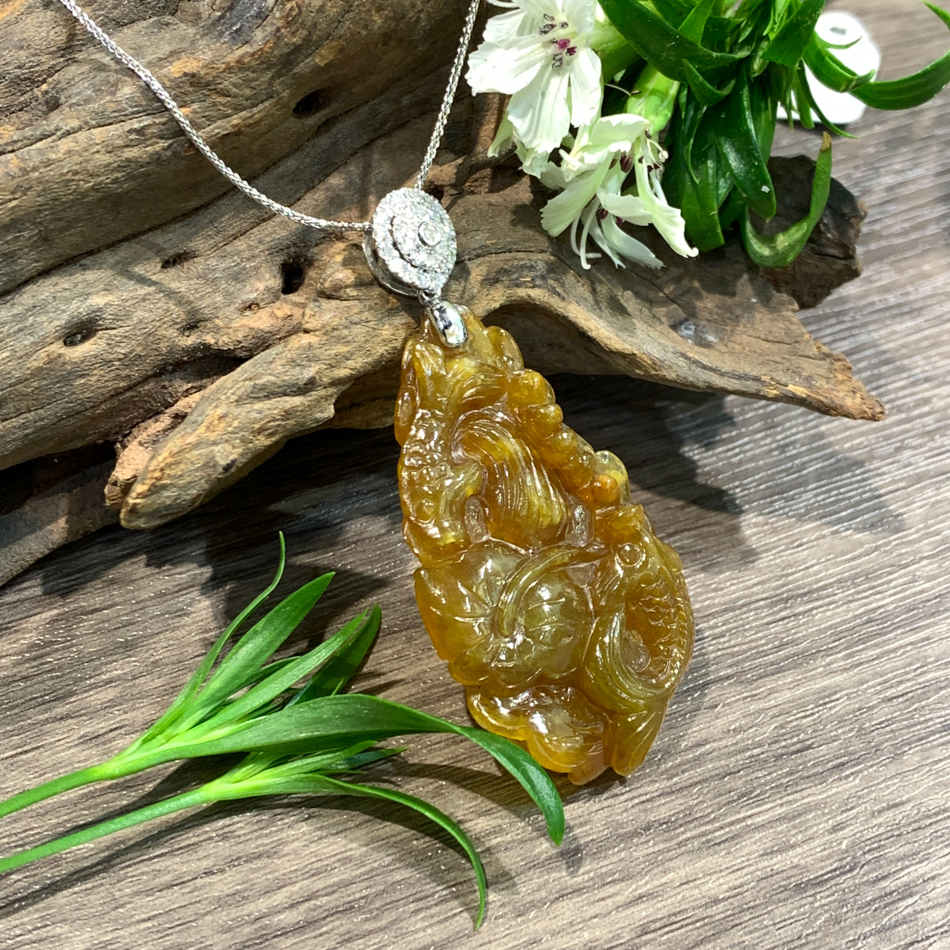 A玉 - 18K白鑽石冰種黃翡年年有餘吊墜 [奉送香港翡翠鑑証書: SC 186181]