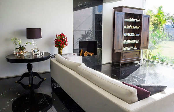 Sala de estar com lareira de granito nero marquina