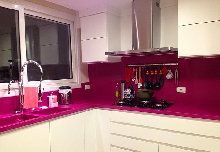 Cozinha de sintético quartzo rosa aboluto com cubas esculpidas