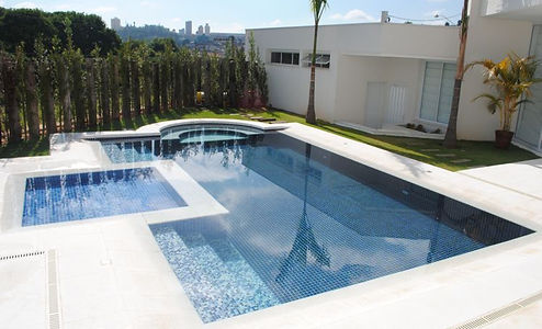 Piscina de granito branco fortaleza flameado e escovado