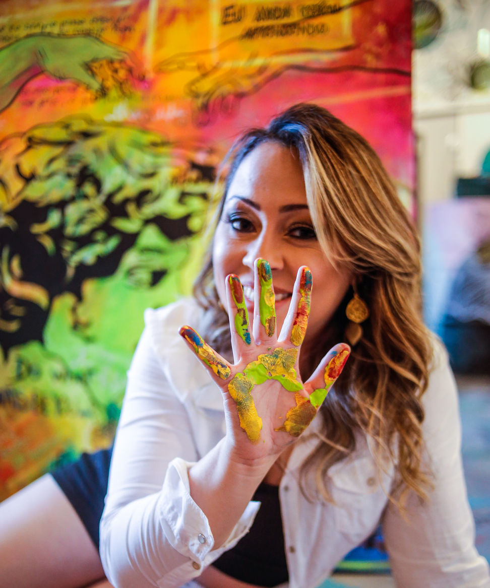 Natali de Paula Artista Visual en su estudio.