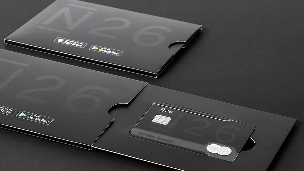 A black sliding package
with bold N26 logo on
the cover. A slide-out tray
holds a bank card