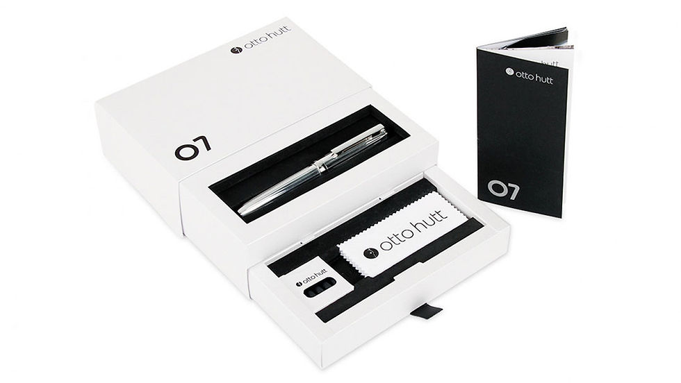 A white presentation
box with black foils and
textured paper holidng a
premium silver fountain
pen