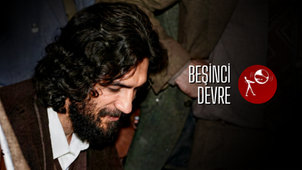 "Geist" kavramı, Almancada hem "Ruh", hem "Zihin", hem de "Mânâ" anlamlarına gelen çok katmanlı bir kelimedir. Batı felsefesinde, özellikle Alman İdealizmi ve Fenomenolojisi içinde merkezi bir yere sahiptir. Hegel, Geist kavramının zirve noktasıdır. Ona göre Geist, sadece insanın kafasındaki bir zihin değil, varlığın bizatihi kendisidir. Kâinat, Geist'ın kendini açma, tanıma ve gerçekleştirme sürecidir. Max Scheler ise Felsefi Antropolojinin kurucusu olarak Geist'ı "İnsanı hayvandan ayıran temel fark" olarak konumlandırır. Scheler'e göre Geist; zekâ veya problem çözme yeteneği değildir (bunlar hayvanda da vardır). Geist, "çevreden bağımsızlaşabilme" yeteneğidir. İnsanı insan yapan, onu biyolojik zincirden koparan "nesneleştirme" yeteneğidir. Hayvan çevresine ve içgüdülerine hapsolmuştur. İnsan ise Geist sayesinde içgüdülerine ve çevreye "Hayır!" diyebilir. Mirzabeyoğlu'nun "Geist-Malûm" sentezi, bu iki görüşten de izler taşır ama onların dışında İslami bir terkip sunar.