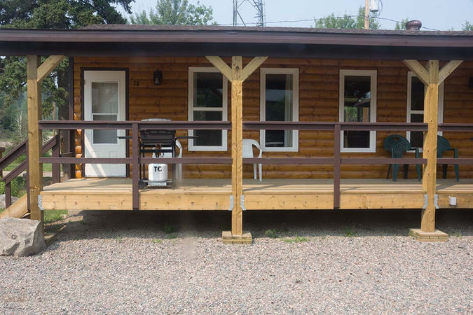 Thompson's Resort - Bachelor Cabin (5).jpg