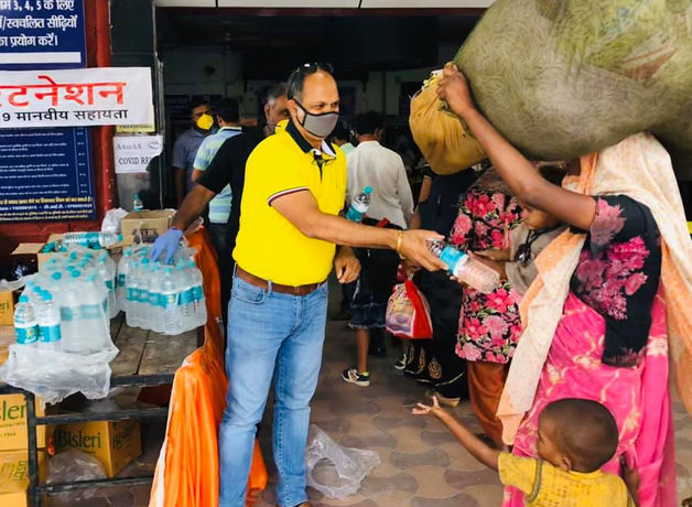 Charitnation-founder-amit-sachdeva-distributing-water-bottles.jpg