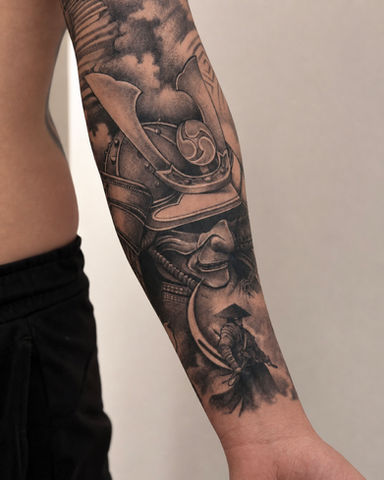tatouage réaliste Cannes • tatoueur Cannes • tatoueur réaliste Cannes • salon de tatouage Cannes • Brezzo Tattoo Cannes • Lucas Brezzo tatoueur • tatouage noir et gris • tatouage portrait réaliste • tatouage bras complet • tatouage avant-bras • tattoo Cannes • tattoo réaliste Cannes