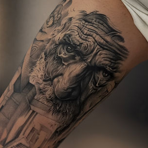tatouage réaliste Cannes • tatoueur Cannes • tatoueur réaliste Cannes • salon de tatouage Cannes • Brezzo Tattoo Cannes • Lucas Brezzo tatoueur • tatouage noir et gris • tatouage portrait réaliste • tatouage bras complet • tatouage avant-bras • tattoo Cannes • tattoo réaliste Cannes