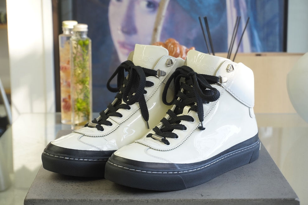 Jimmy Choo(ジミーチュウ)スニーカーのオールソール修理後。Vibramカップソール使用、ロゴ移植を行った完成状態。埼玉県大宮VIVO shoesalon施工。