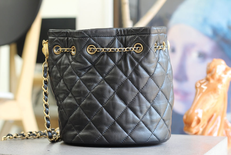 破れて赤い裏地が露出したCHANELの黒レザーバッグ。補修後がわからないレベルに修理されている