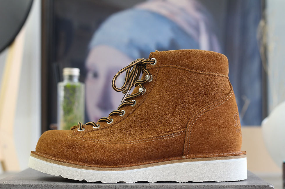 明るいブラウンのスエードDannerブーツ。白いVibramソールが取り付けられ、清潔感あるカスタム仕様に。