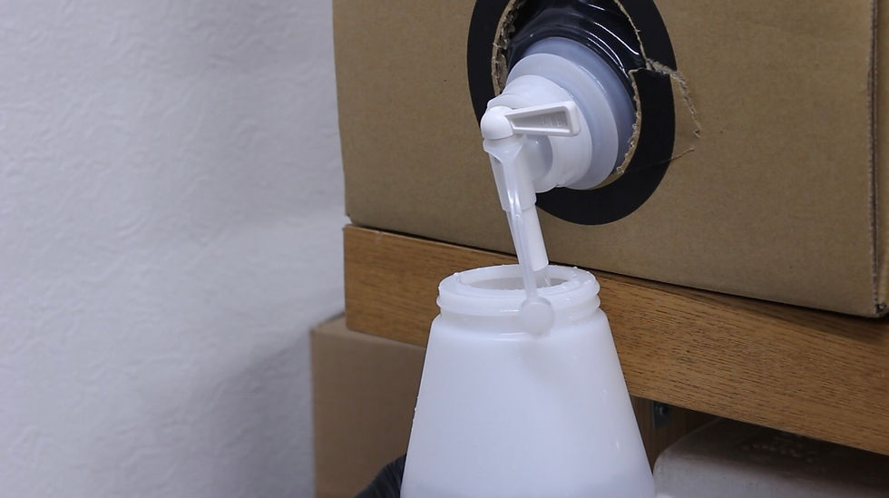 純水で最終リンスする「純水仕上げ」で布バッグと白スニーカーをクリアに仕上げたイメージ