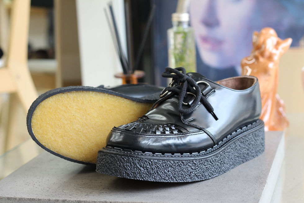 GEORGE COXのソール劣化状態。側面の剥がれたクレープソールが目立つビフォー写真。