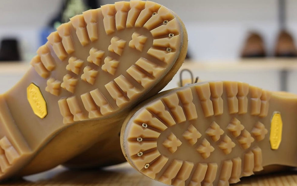 vibram#132のアメ色ソールに交換されたティンバーランドのブーツと真鍮ネジ