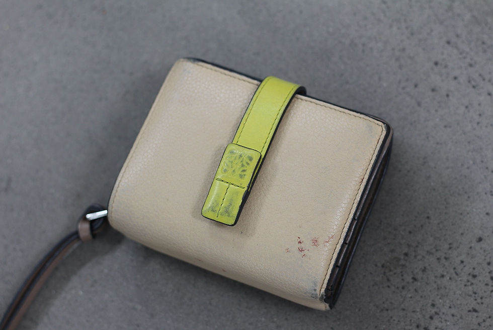 ブラウンレザーのLOEWEウォレット。中央に鮮やかな青のベルトがアクセントとして施されている。