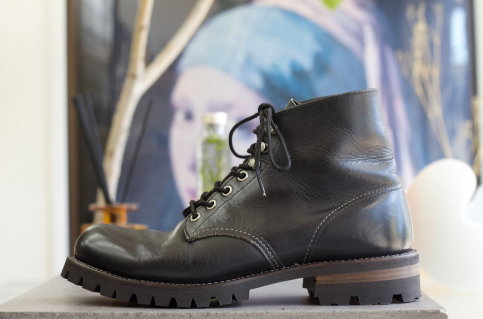レッドウイングのブーツをvibram100ソールにカスタムし、ミッドソール交換と丸洗いを行った修理後の写真。