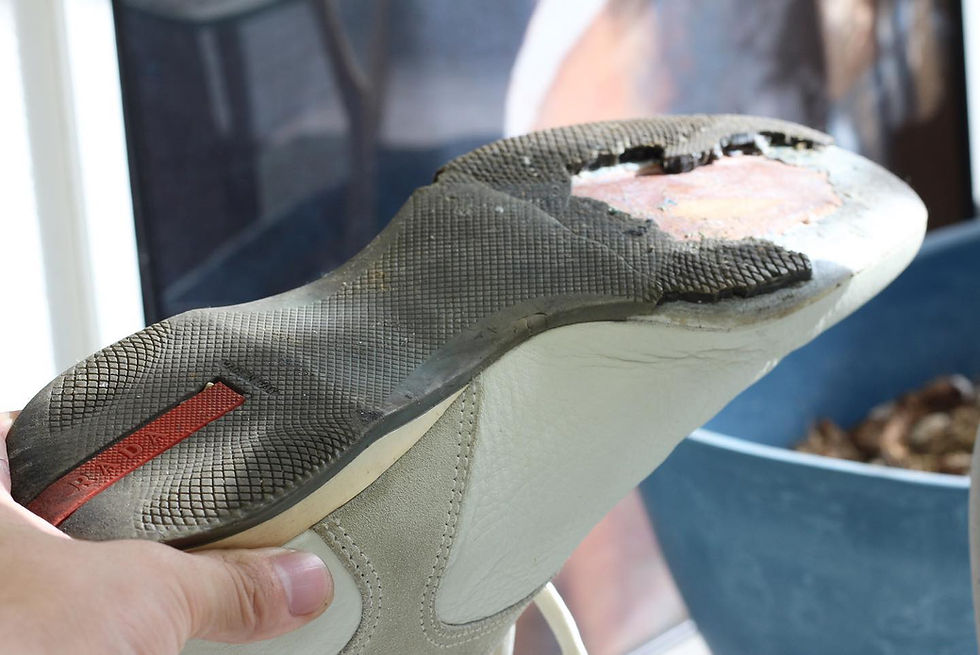 PRADAスニーカーのソール加水分解をvibramフェルランニングで修理カスタムした写真