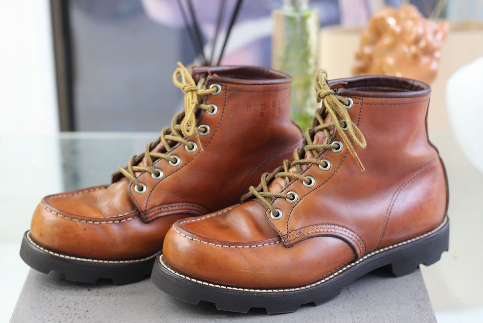 redwingブーツのソールカスタム。ミッドソール交換とvibramトレントソールを使用した無骨な仕上がり。