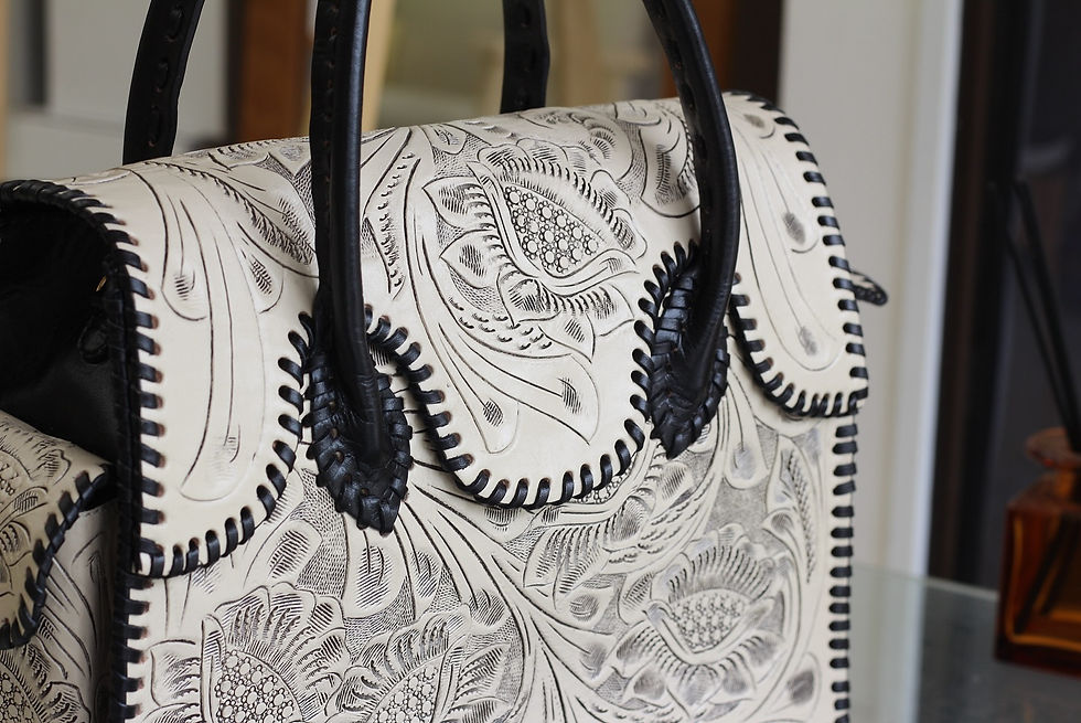 グレースコンチネンタルのレザーハンドバッグ。修理後のボタン部分のディテール