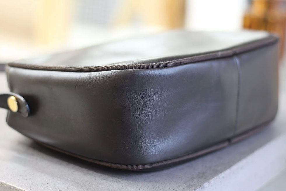 Salvatore Ferragamoのバッグをリカラーとクリーニングで再生した修理後の画像