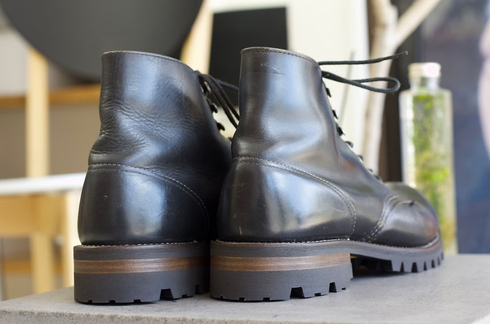レッドウイングのブーツをvibram100ソールにカスタムし、ミッドソール交換と丸洗いを行った修理後の写真。