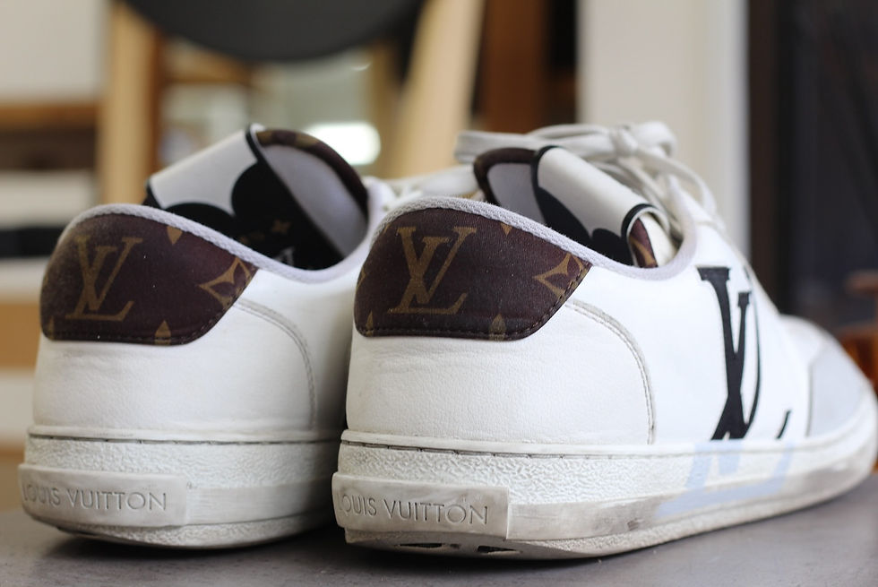 白ベースのルイヴィトンのスニーカーがオールソールされた様子サイドに大きなLVロゴがある。