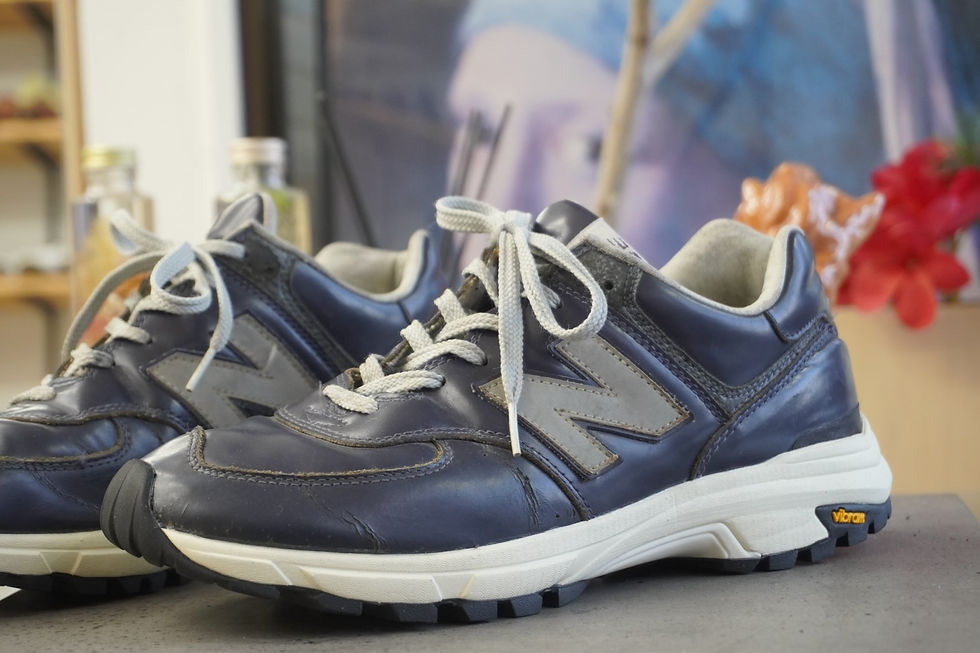 New Balance(ニューバランス)スニーカーの加水分解オールソール修理後。Vibramフェルランニングソールとレザー補強を組み合わせた再構築。埼玉県大宮VIVO shoesalon施工。