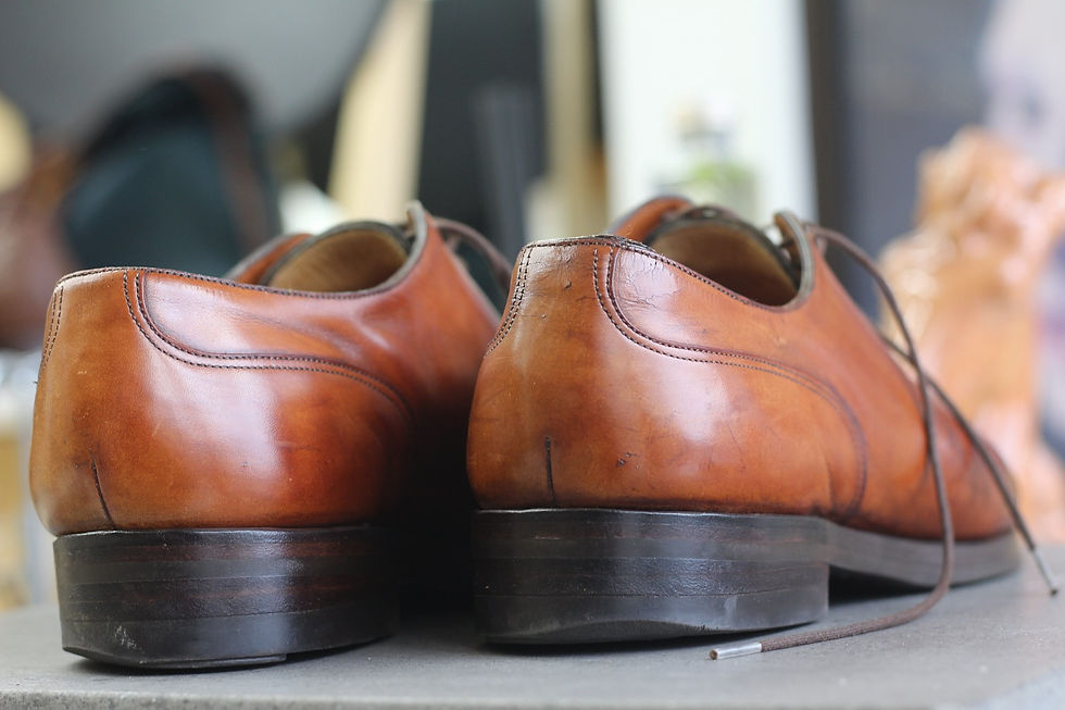 修理中のエドワードグリーンの革靴 vivoshoesalon