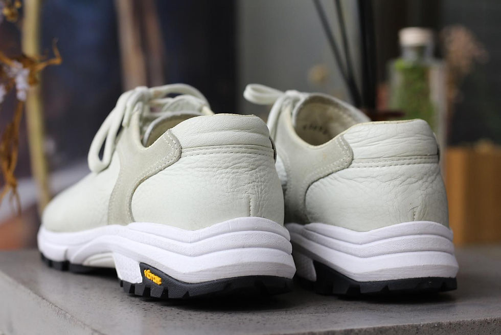 PRADAスニーカーのソール加水分解をvibramフェルランニングで修理カスタムした写真