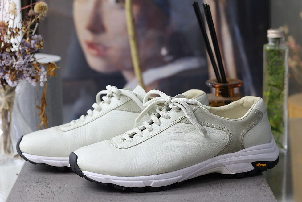 PRADAスニーカーのソール加水分解をvibramフェルランニングで修理カスタムした写真