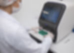 cientista trabalhando em laboratorio